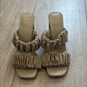 H&M Women's Tan Ruffled Sandals